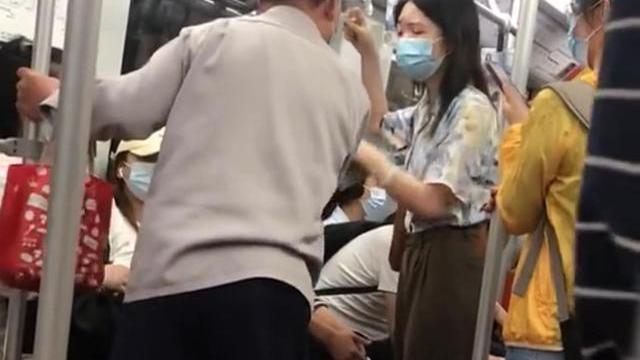 大爷地铁遭年轻骚扰事件，公共空间尊重与和谐共行挑战