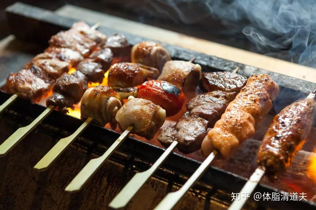 夜宵烧烤，长夜共度—烧烤店顾客坐至天明